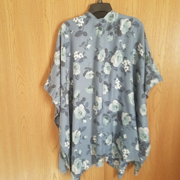 Sale 58 $ Lauren conrad floral  poncho - Picture 5 of 7